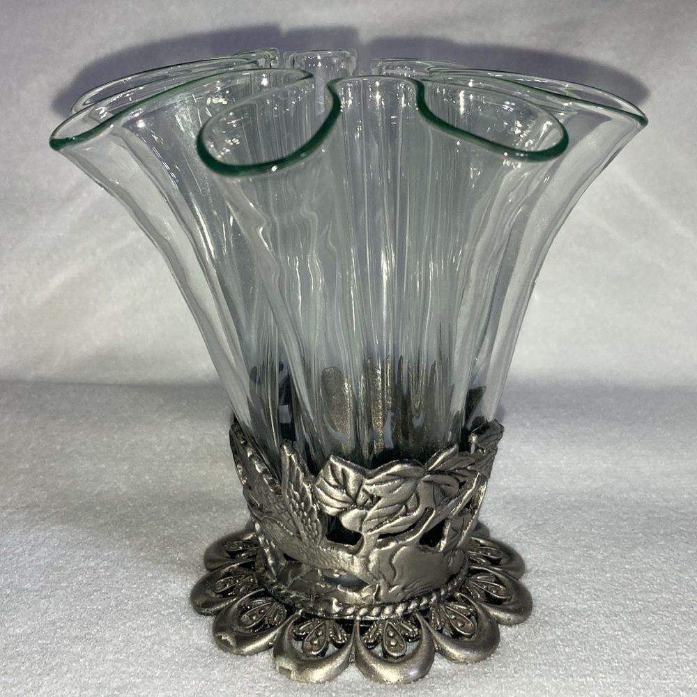 VINTAGE GREEN TINTED GLASS RUFFLED HANDKERCHIEF VASE WITH HUMMINGBIRD BASE - Picture 3 of 14